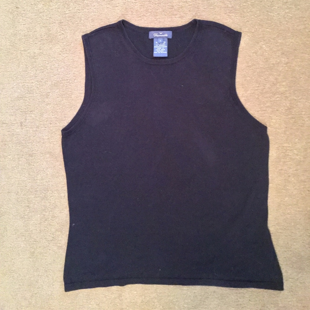 Facconable navy knit sleeveless sweater